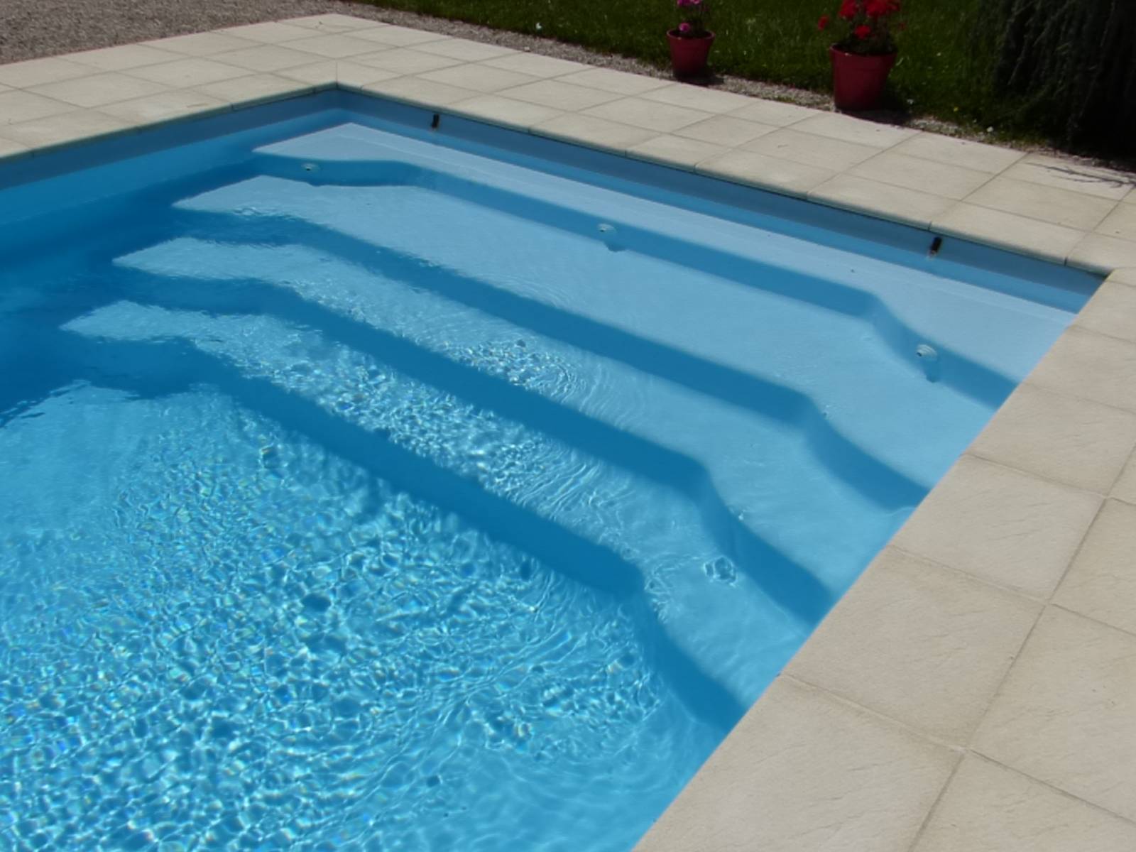 Octalia – Piscine coque contemporaine familiale – Piscines Provence Polyester à Barjols près d’Aix-en-Provence