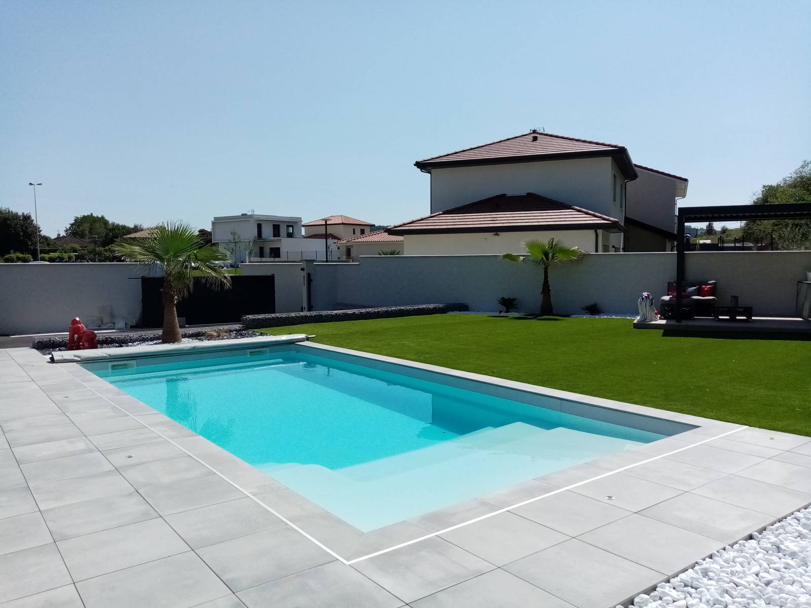 Gamme Plaisance – Moyen et Grande piscine coque rectangulaire – Piscines Provence Polyester à Barjols près d’Aix-en-Provence