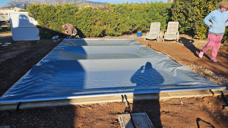Installation d'une bâche à barre par nôtre équipe de Sainte Baume Piscine
