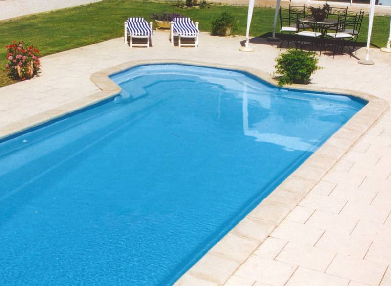 Privilège – Piscine coque forme libre – Piscines Provence Polyester à Barjols près d’Aix-en-Provence