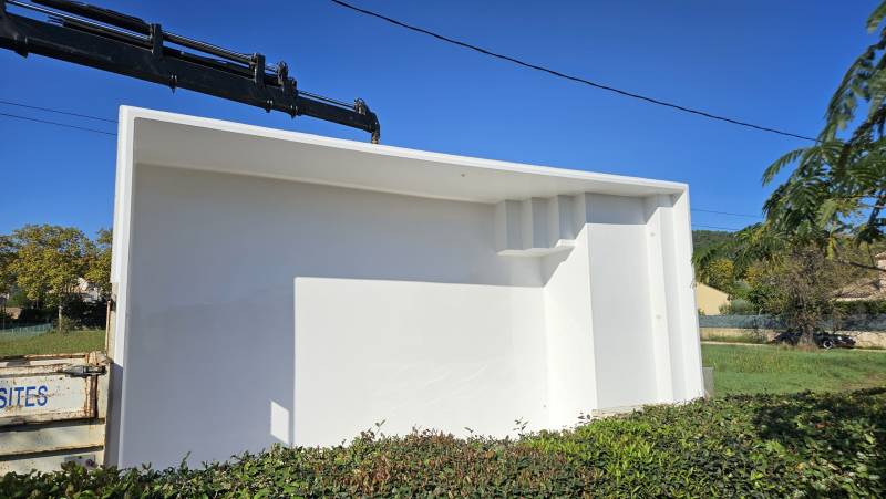 Installation d’une piscine coque : étapes, délais et erreurs à éviter