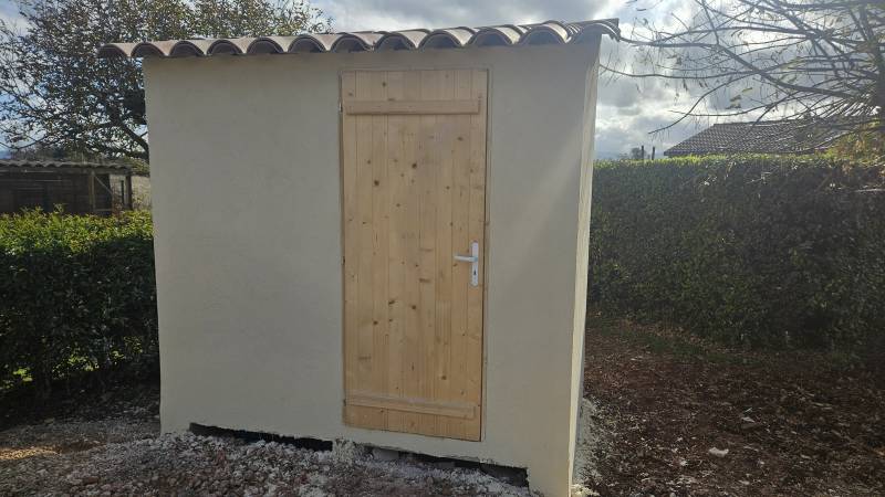 Construction d'un Local technique de moins de 5m2 avec enduit beige sur la commune de Le Luc en Provence