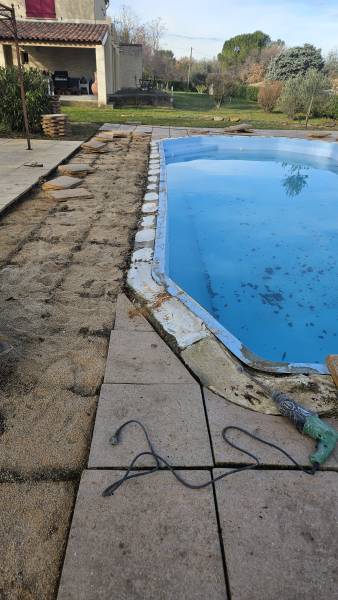 Rénovation piscine coque polyester  sur la commune de Peynier dans les Bouches-du-Rhône