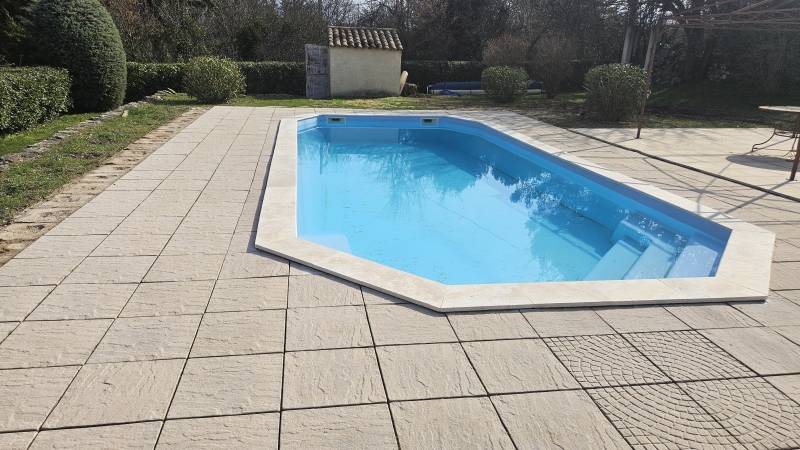 Rénovation piscine coque polyester  sur la commune de Peynier dans les Bouches-du-Rhône