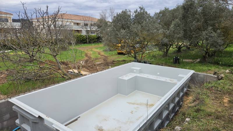 Piscine coque avec soutènement en banchés