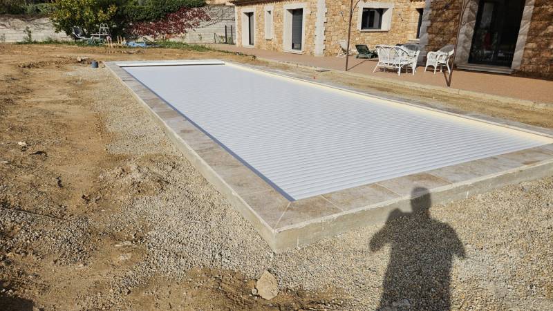 Grande piscine en coque polyester avec plage