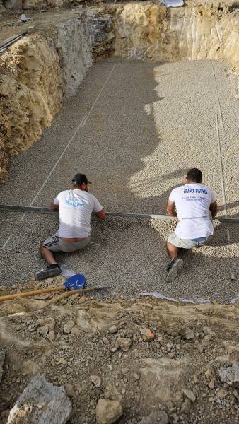Travaux aménagement terrain avant de déposer une coque piscine pour nos clients dans le Var