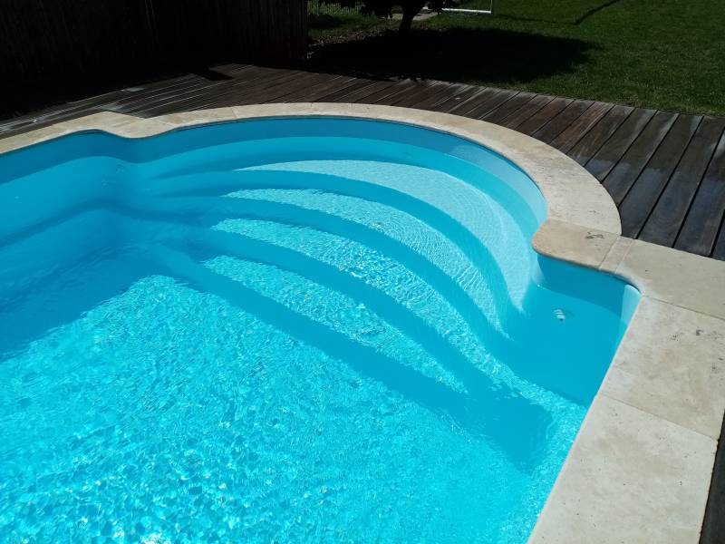 Romaine Fond Plat – Piscine coque romaine fond plat – Piscines Provence Polyester à Brignoles près d’Aix-en-Provence
