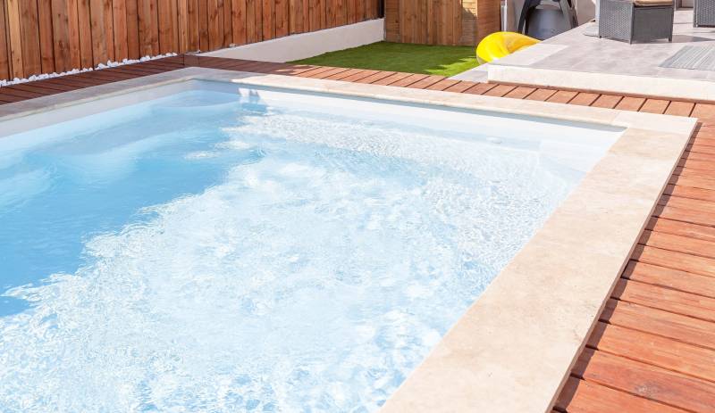 Tout savoir sur les piscines coque polyester: choix, prix, avantages, accessoires, installation, durée
