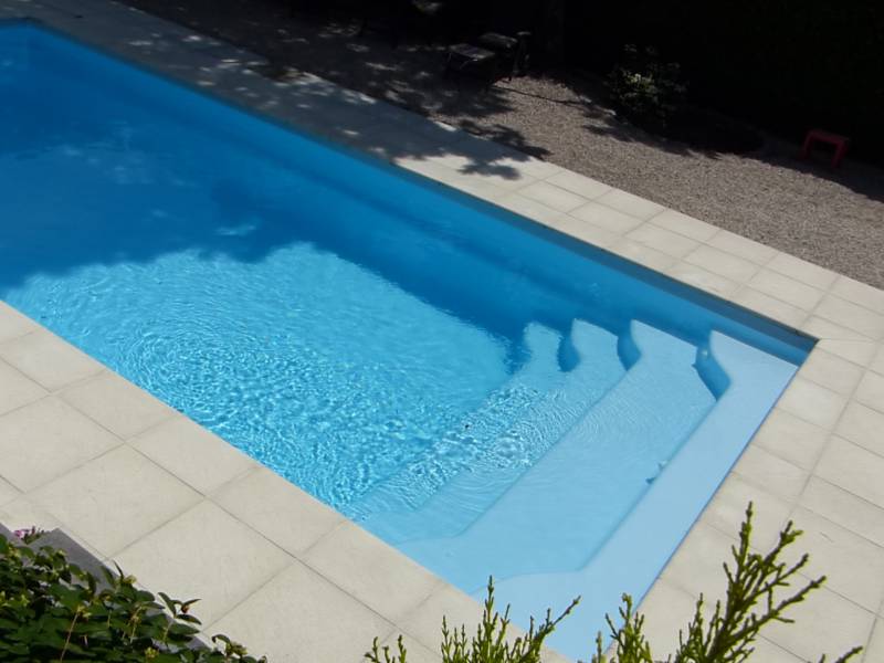 Octalia – Piscine coque contemporaine familiale – Piscines Provence Polyester à Barjols près d’Aix-en-Provence