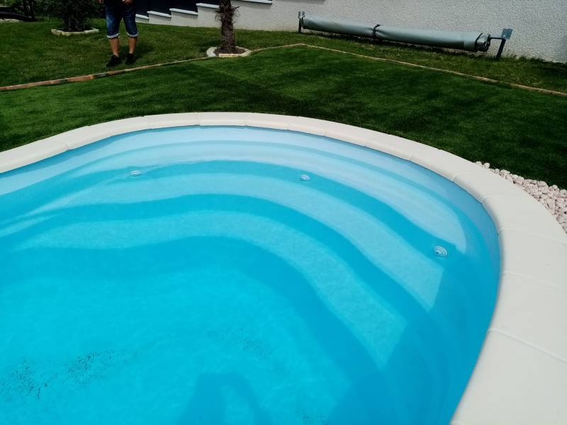 Olibra – Piscine coque organique forme libre – Piscines Provence Polyester à Barjols près d’Aix-en-Provence