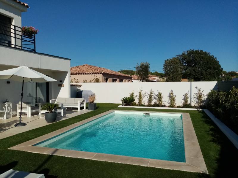 Gamme Plaisance – Moyen et Grande piscine coque rectangulaire – Piscines Provence Polyester à Barjols près d’Aix-en-Provence