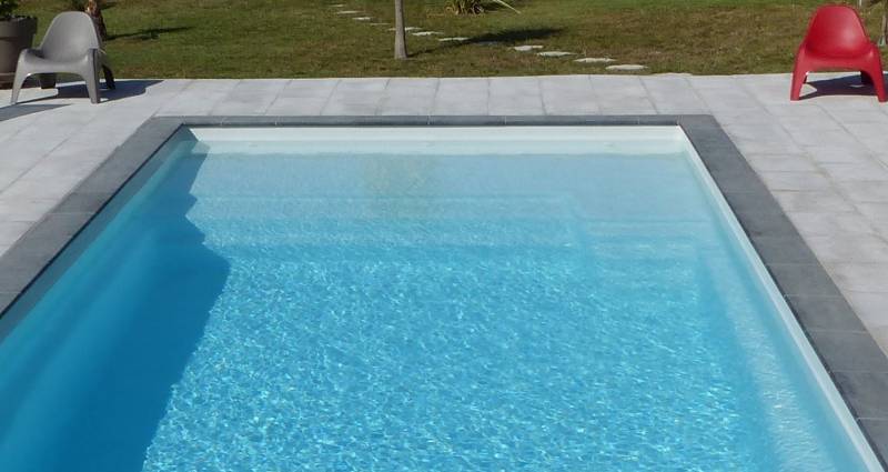 Gamme Plaisance Media Plage – Piscine coque avec plage moderne – Piscines Provence Polyester à Brignoles près d’Aix-en-Provence