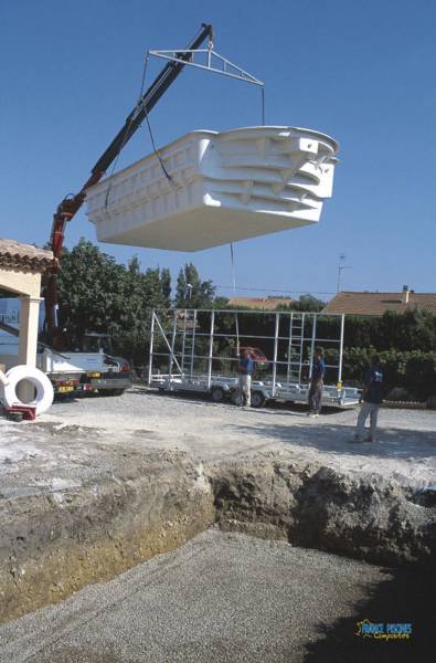 Piscine coque polyester à Saint-Maximin-la-Sainte-Baume : les étapes clés d’une installation complète