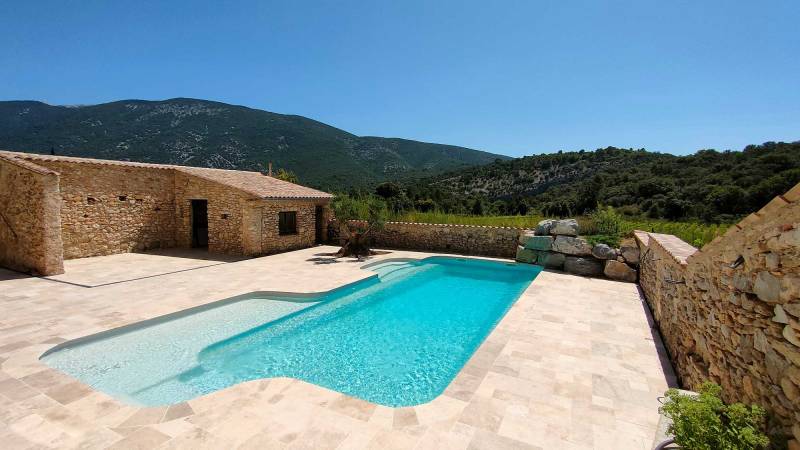 Piscine coque sur mesure : les avantages d’un bassin personnalisé